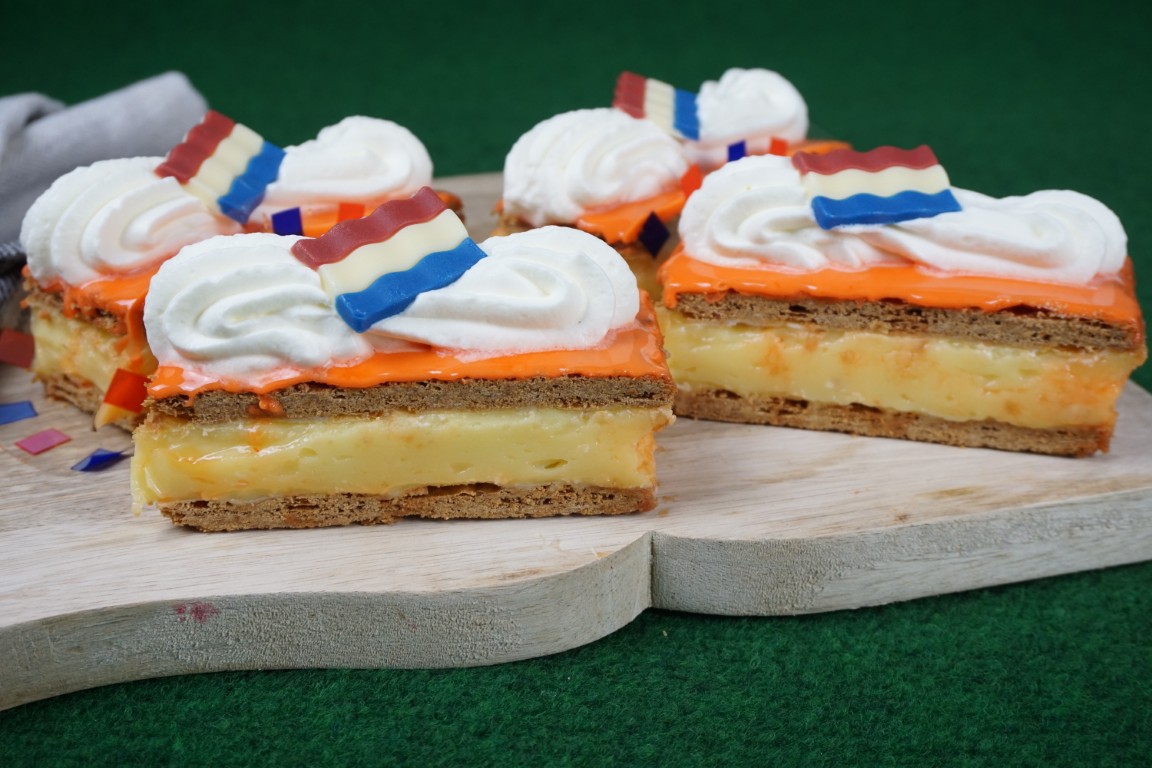 Oranje WK tompouce met slagroom